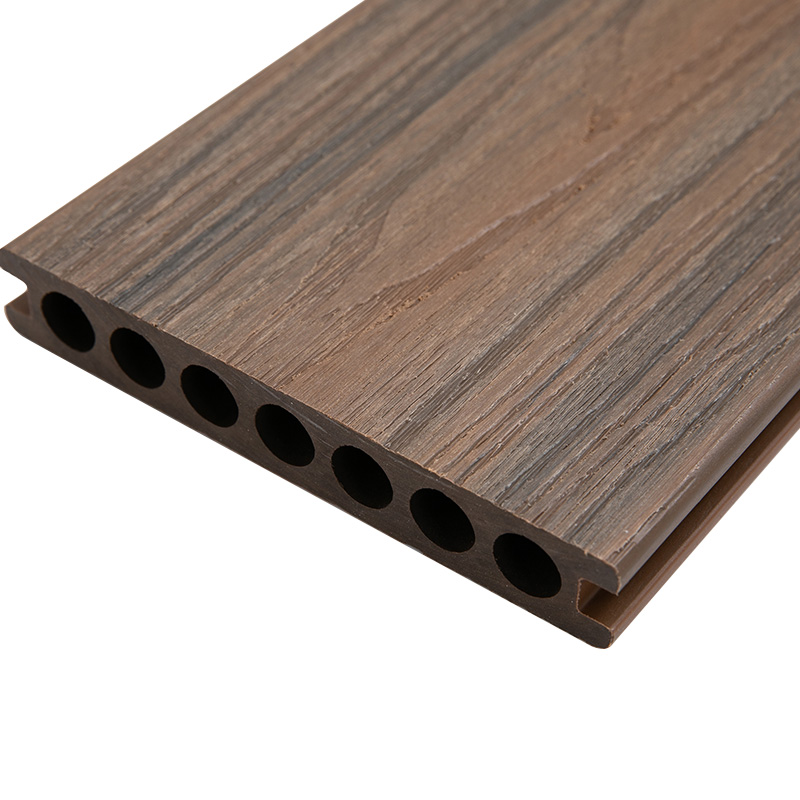 El piso de plástico de madera compuesto con vetas de madera en relieve 3D es fuerte y duradero