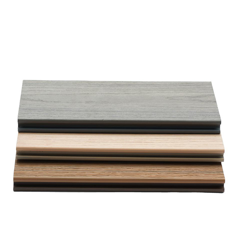 El piso de plástico de madera compuesto con vetas de madera en relieve 3D es práctico